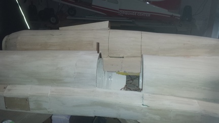 Découpage du fuselage pour le montage des turbines